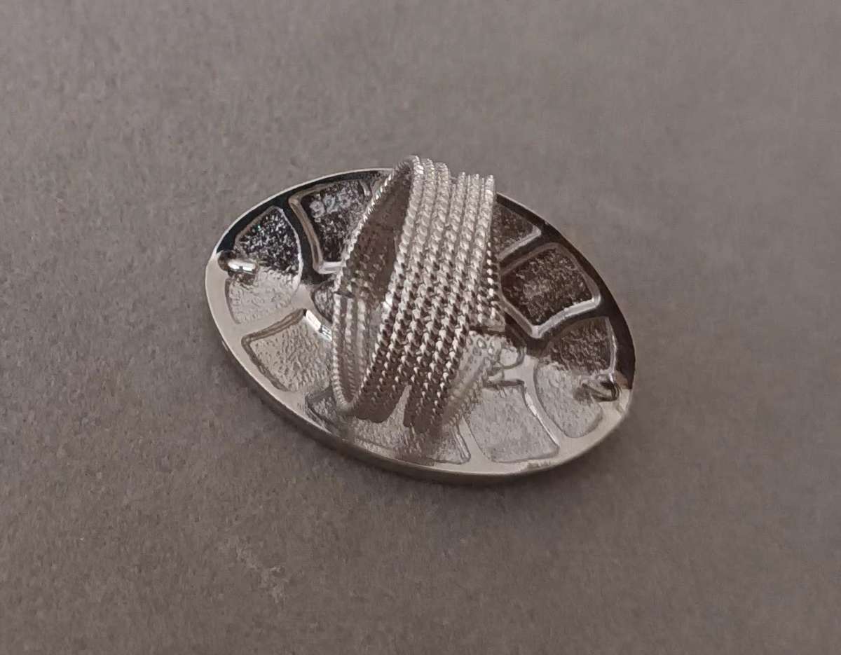 Exquisite Sterling Silver Ring. 11.2g.