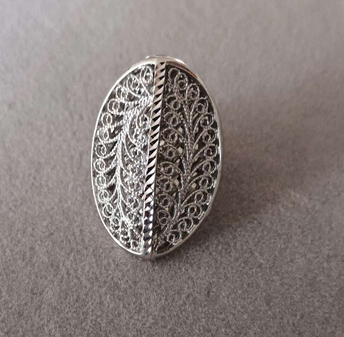 Exquisite Sterling Silver Ring. 11.2g.