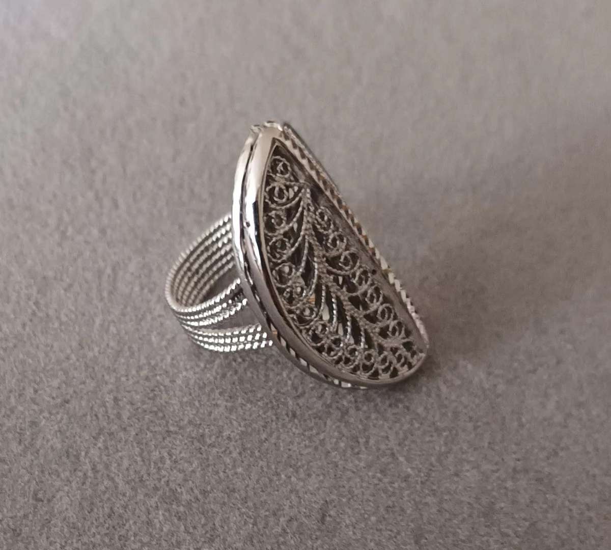 Exquisite Sterling Silver Ring. 11.2g.
