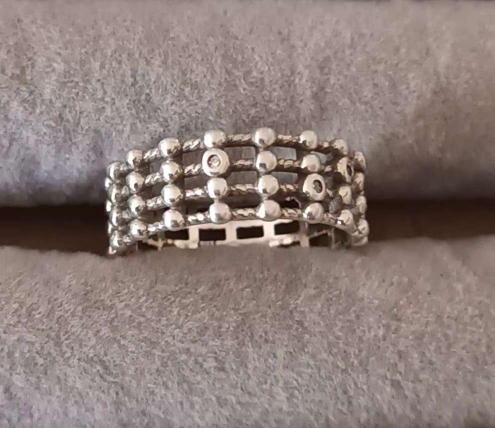 Dazzling Sterling Silver Ring with CZ.