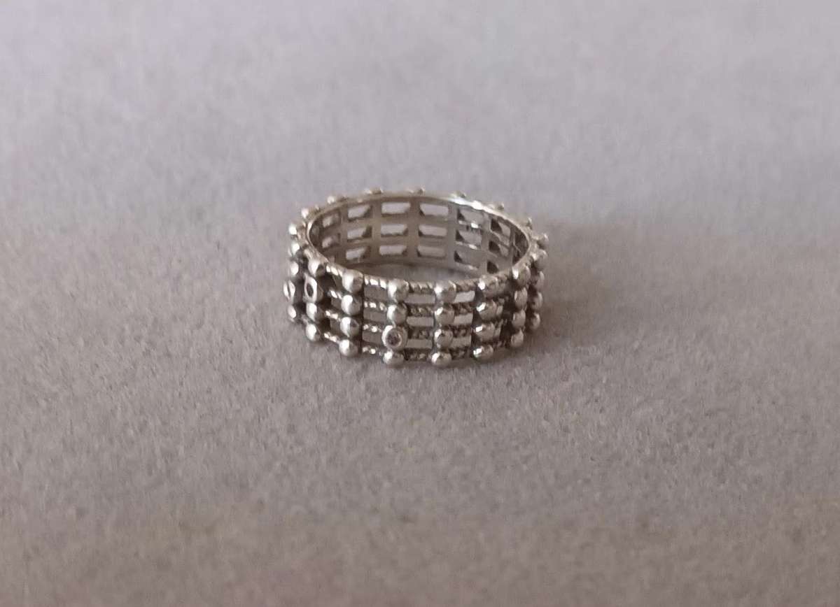 Dazzling Sterling Silver Ring with CZ.