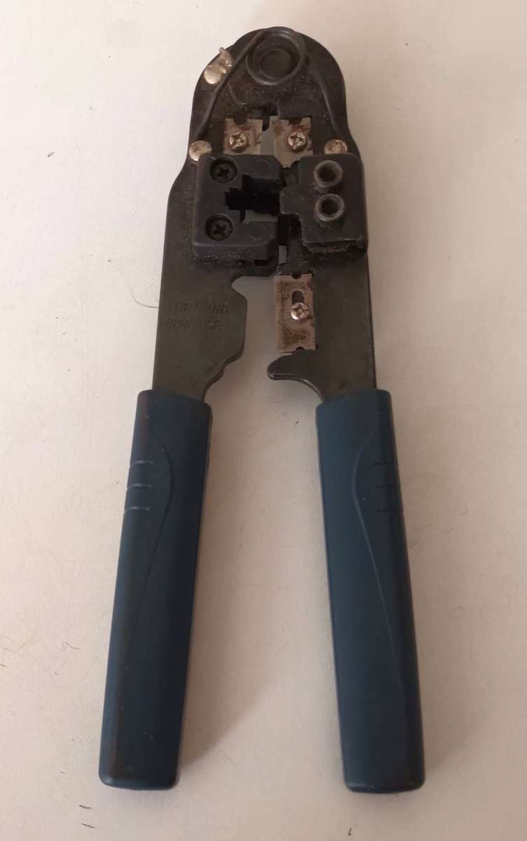 ROLINE Hand Crimp Tool for RJ45 Connectors.