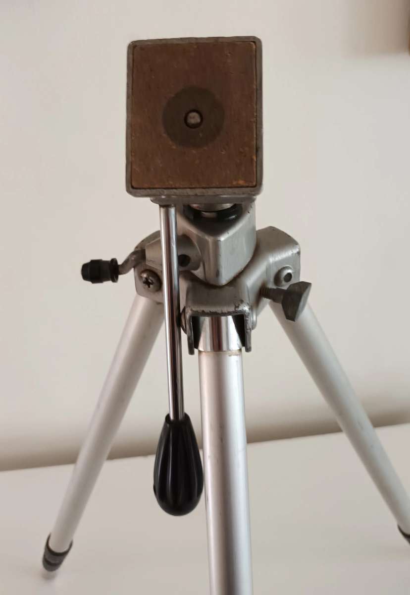 Imperial Extendable Tripod. Length 86.5cm.