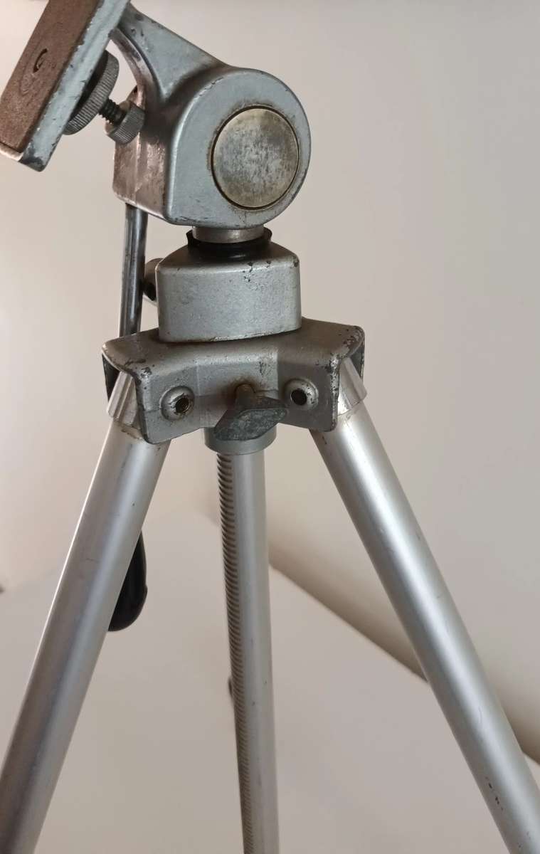 Imperial Extendable Tripod. Length 86.5cm.