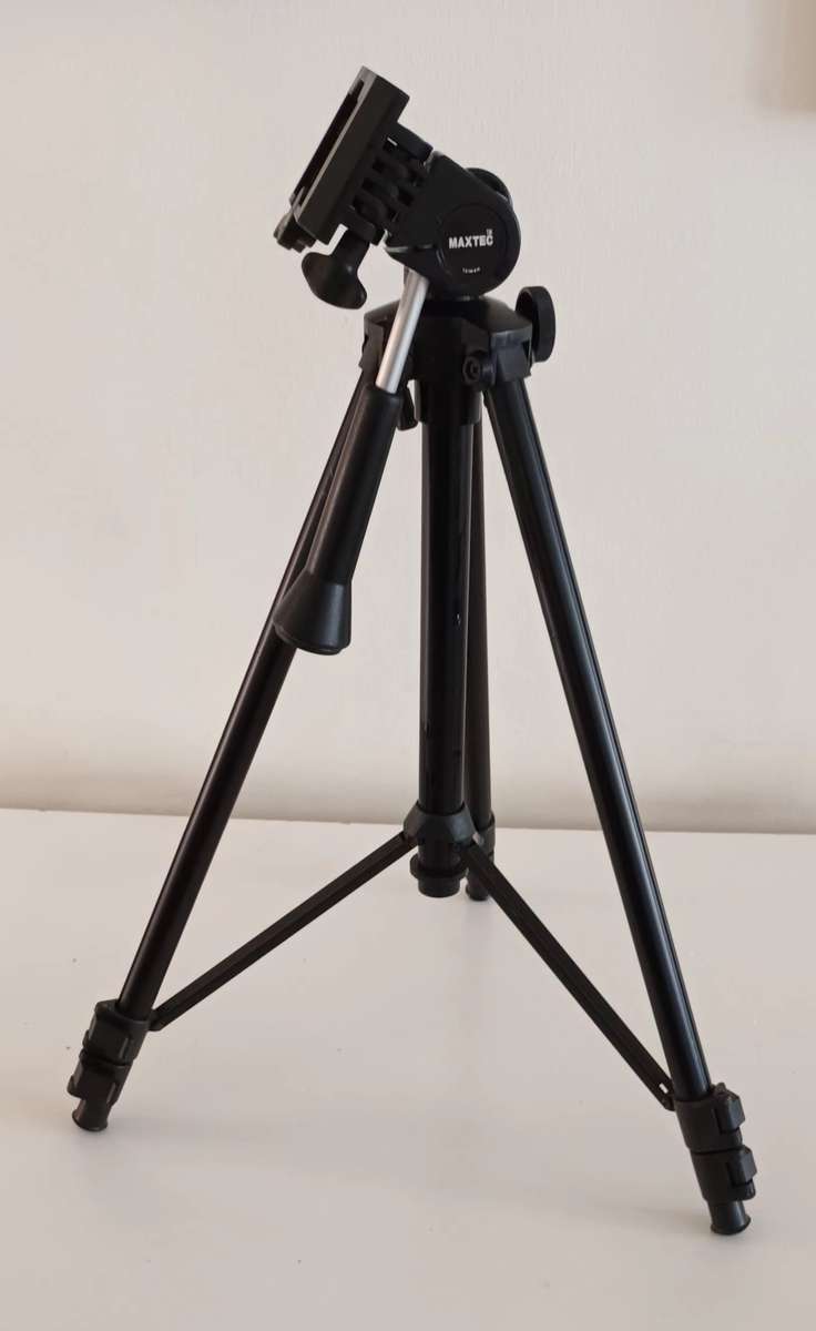 MAXTEC EXTENDABLE TRIPOD. LENGTH 1.12M.