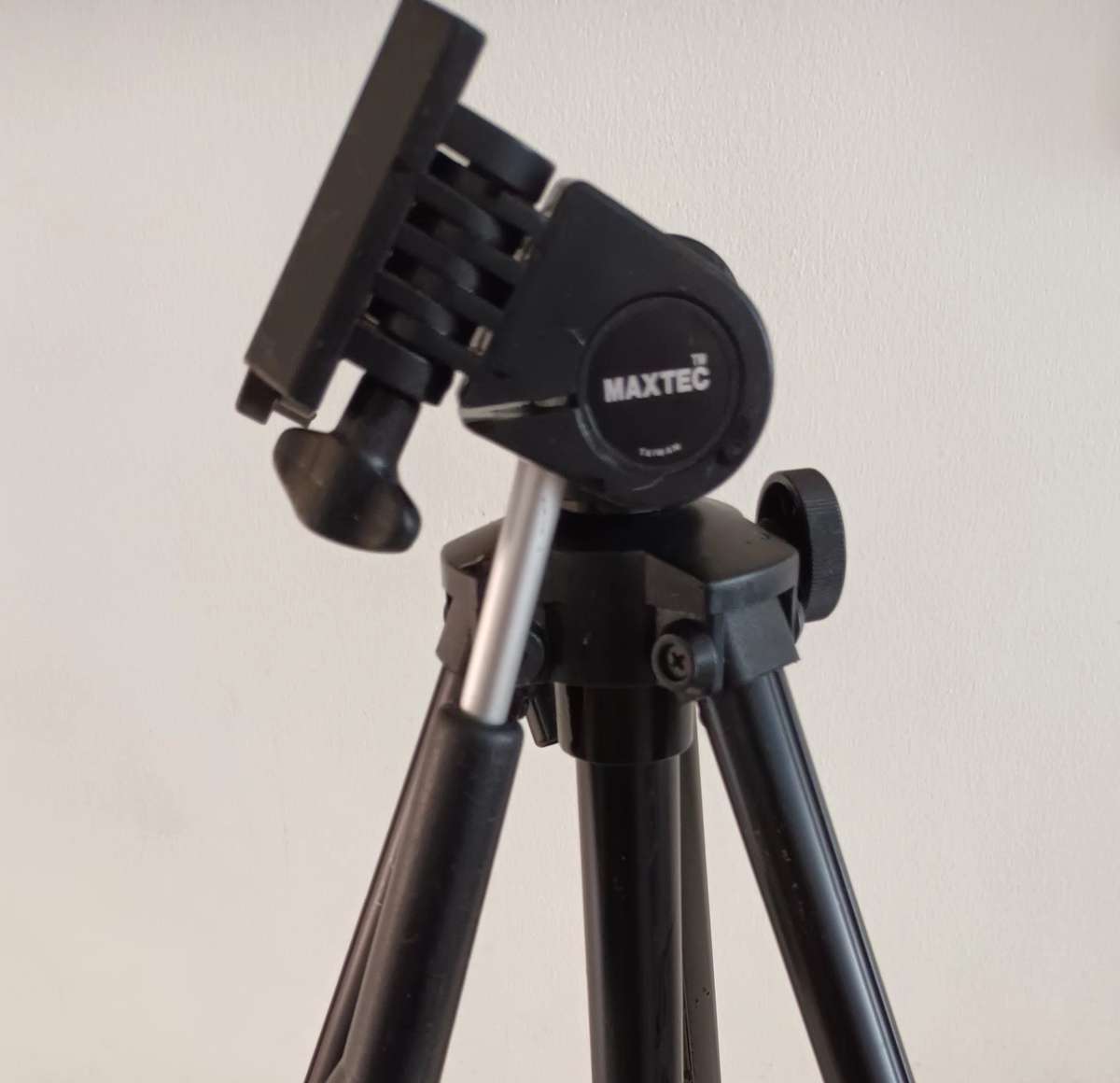 MAXTEC EXTENDABLE TRIPOD. LENGTH 1.12M.