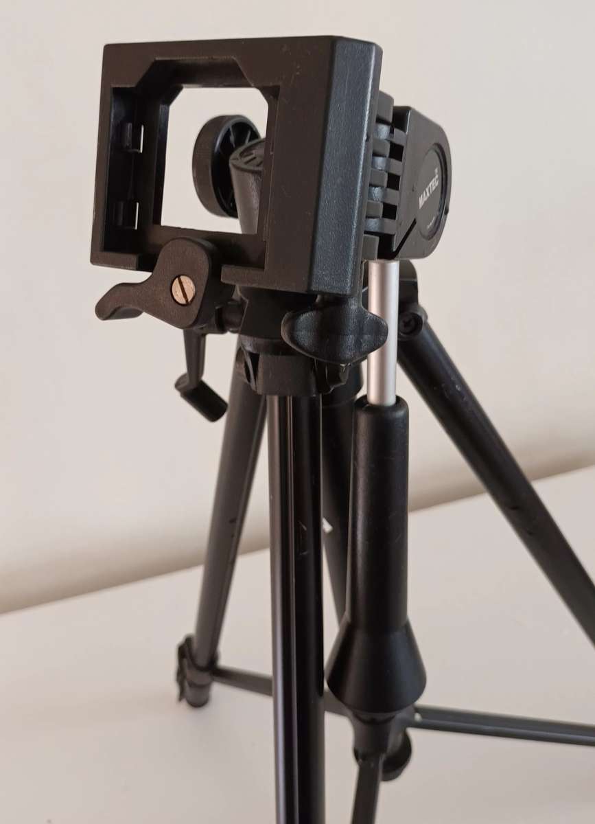 MAXTEC EXTENDABLE TRIPOD. LENGTH 1.12M.