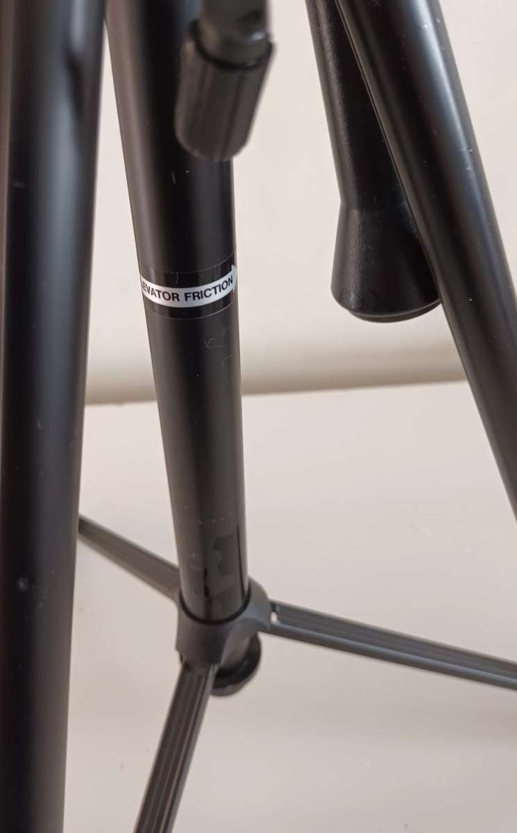 MAXTEC EXTENDABLE TRIPOD. LENGTH 1.12M.