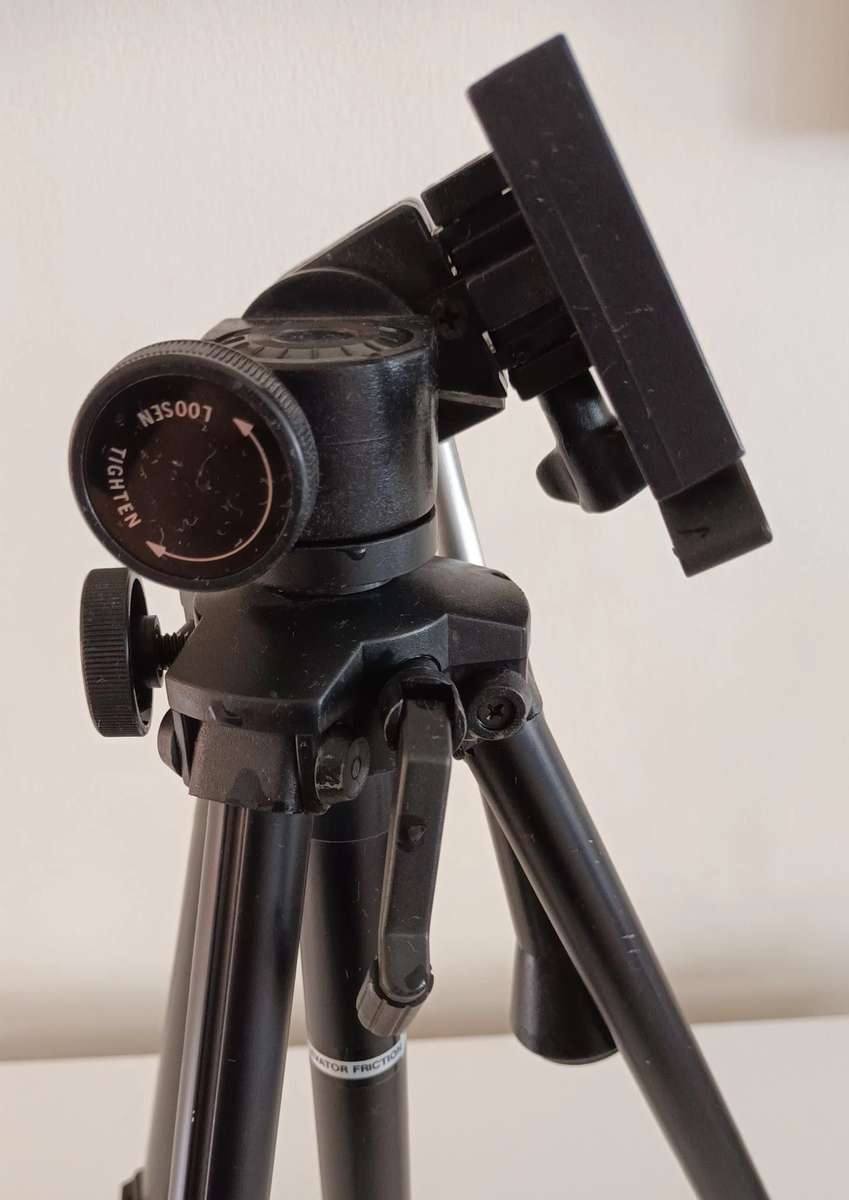 MAXTEC EXTENDABLE TRIPOD. LENGTH 1.12M.