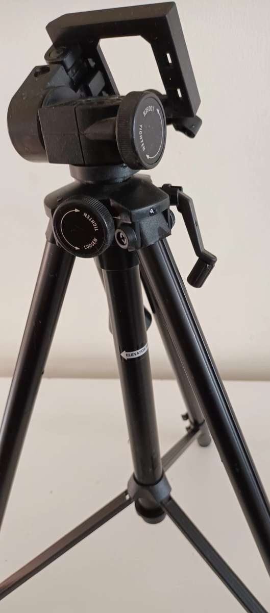 MAXTEC EXTENDABLE TRIPOD. LENGTH 1.12M.