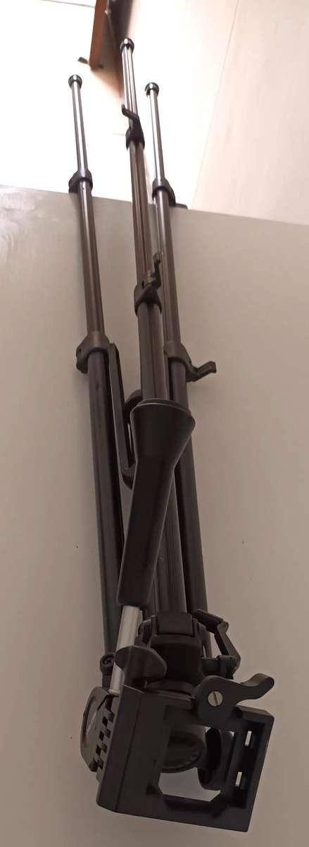 MAXTEC EXTENDABLE TRIPOD. LENGTH 1.12M.