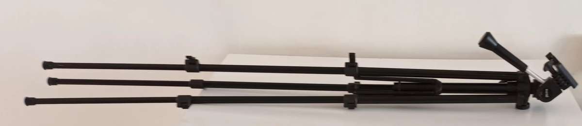 MAXTEC EXTENDABLE TRIPOD. LENGTH 1.12M.