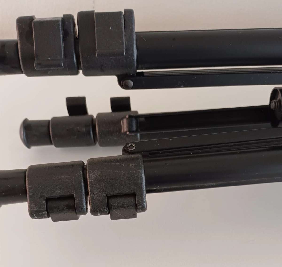 MAXTEC EXTENDABLE TRIPOD. LENGTH 1.12M.