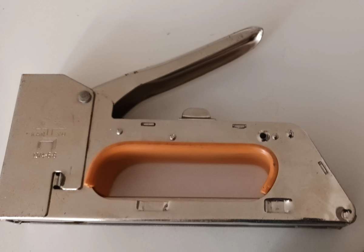 2x Staple Guns. See More Late Entry Listings.