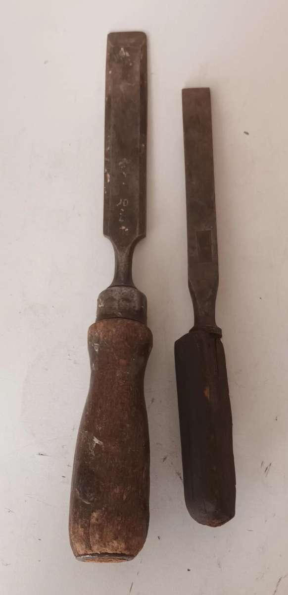 2x Wood Chisels. Width 18mm & 7mm.