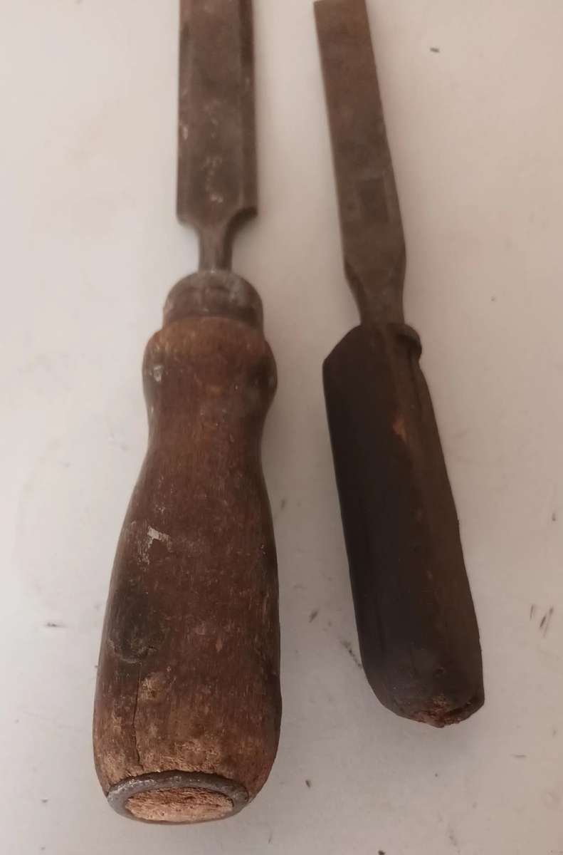 2x Wood Chisels. Width 18mm & 7mm.