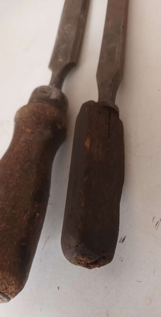 2x Wood Chisels. Width 18mm & 7mm.