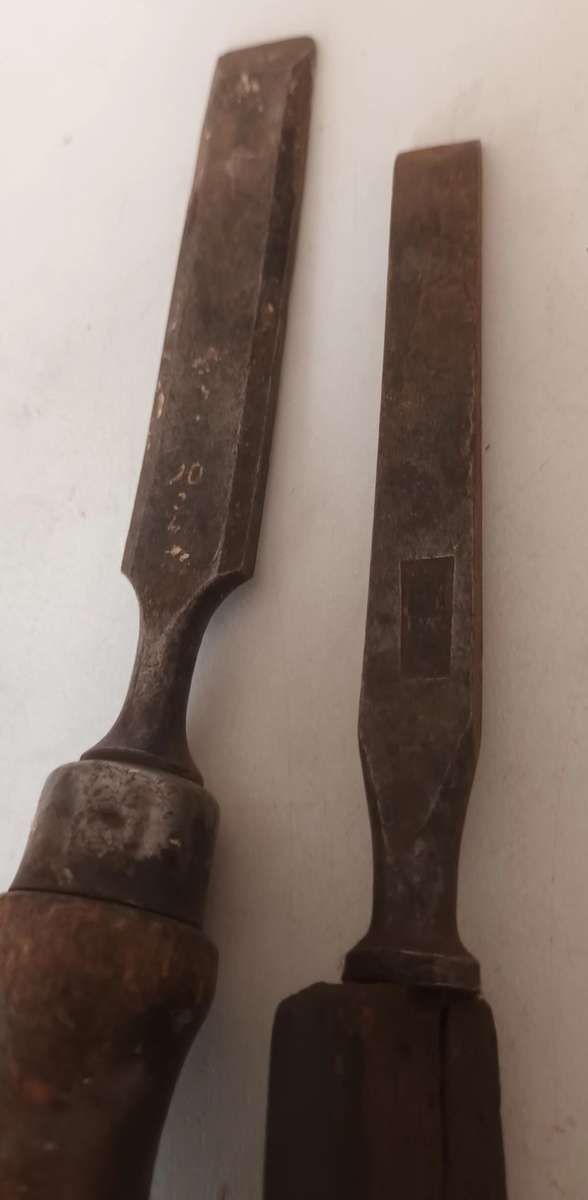 2x Wood Chisels. Width 18mm & 7mm.