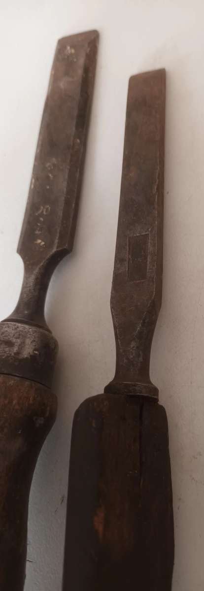 2x Wood Chisels. Width 18mm & 7mm.