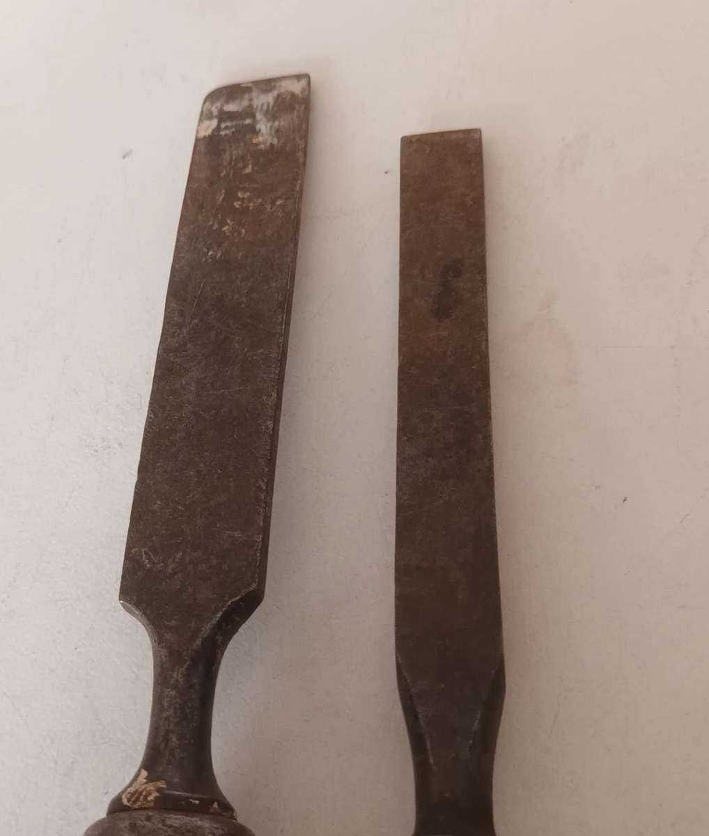 2x Wood Chisels. Width 18mm & 7mm.