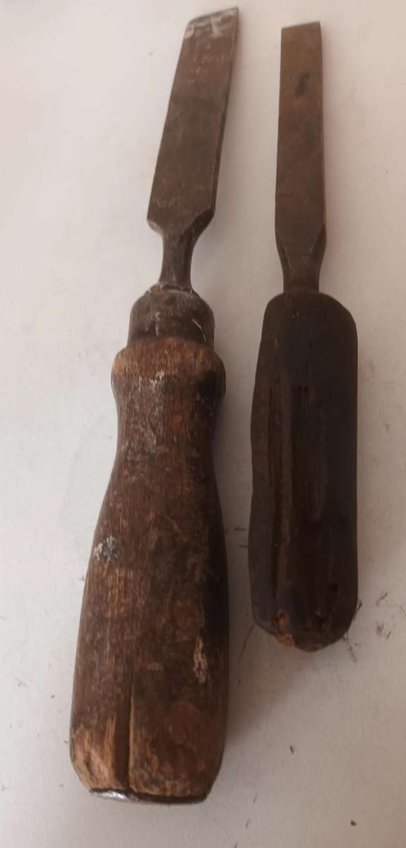 2x Wood Chisels. Width 18mm & 7mm.