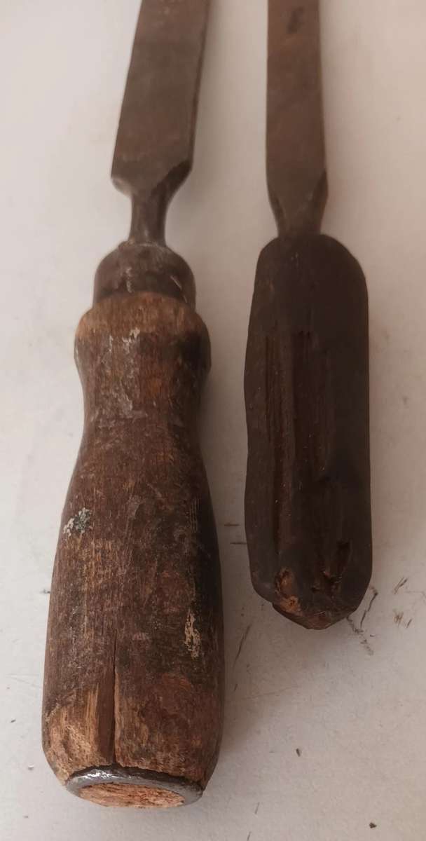 2x Wood Chisels. Width 18mm & 7mm.
