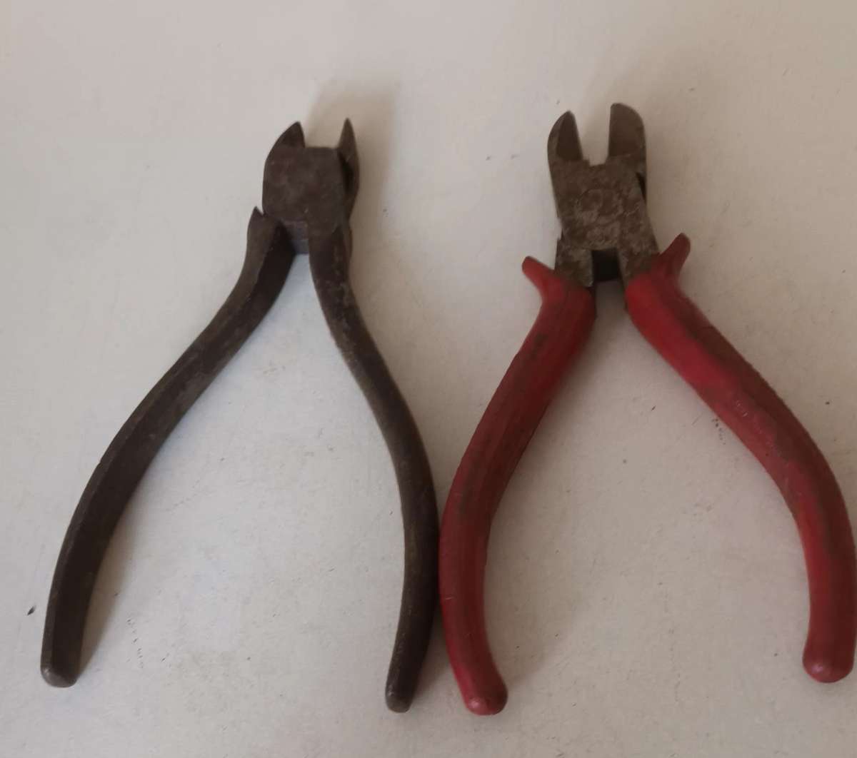 2x Side Cutter Pliers.