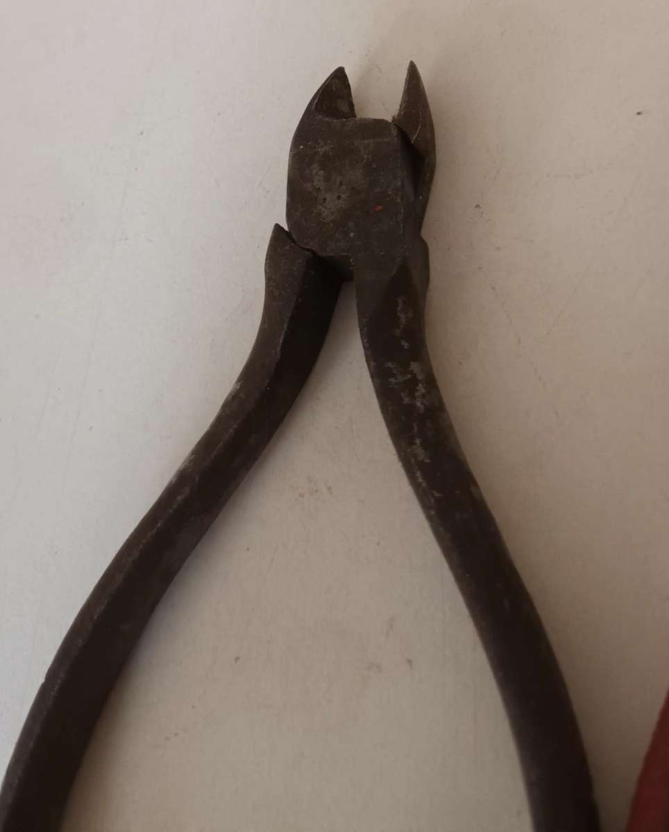 2x Side Cutter Pliers.