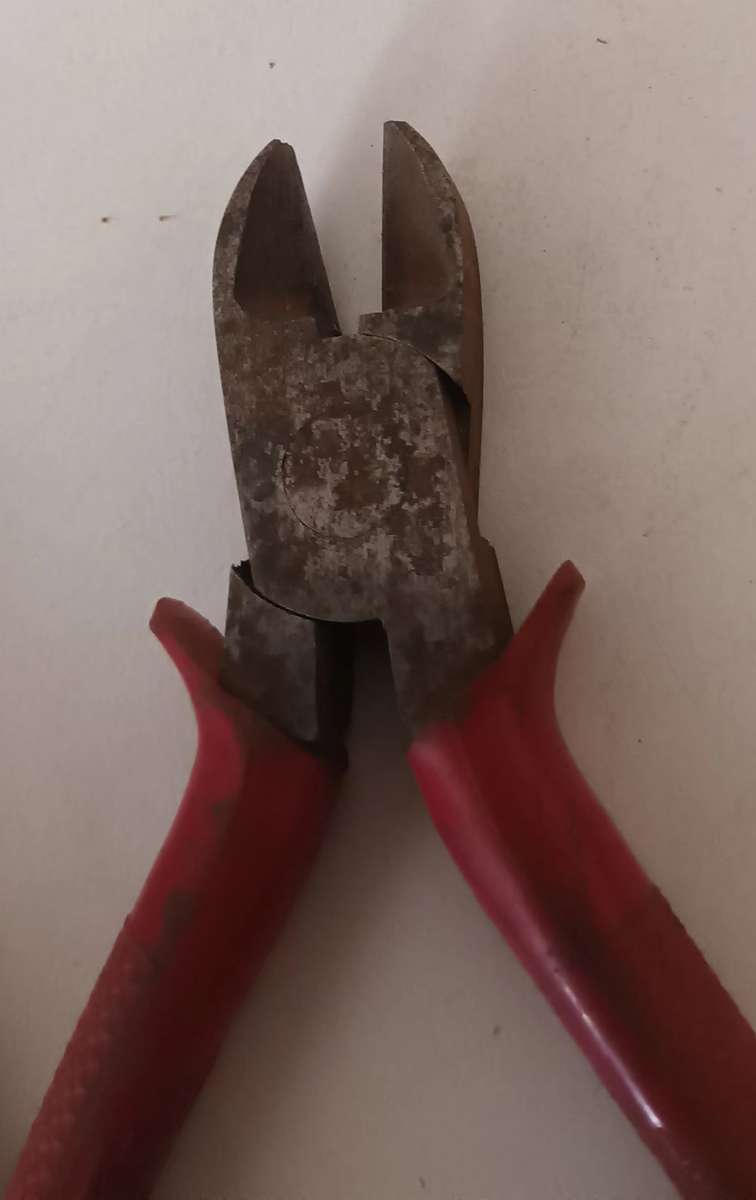 2x Side Cutter Pliers.
