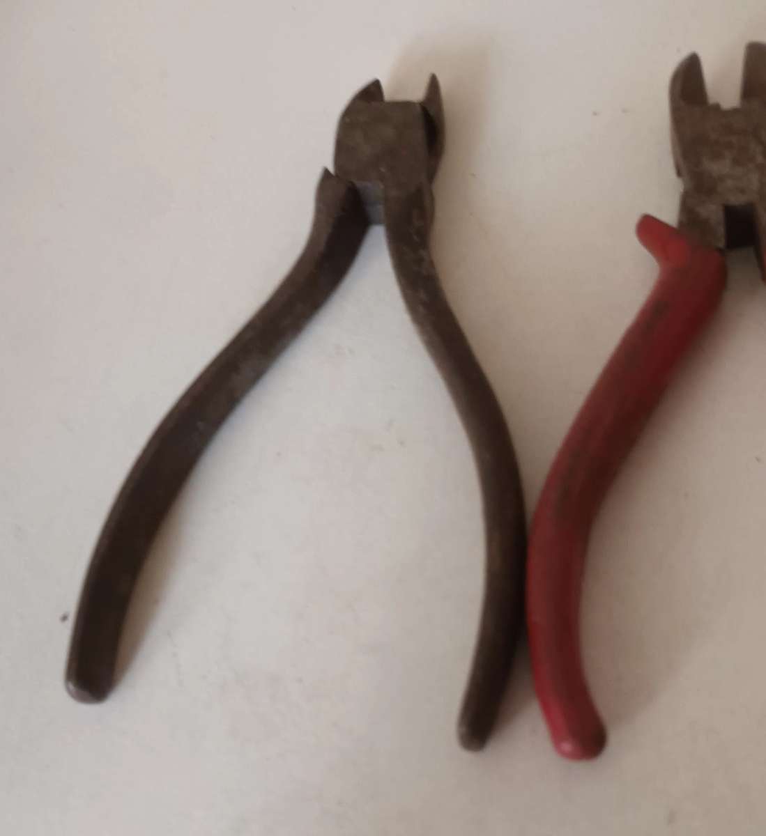 2x Side Cutter Pliers.