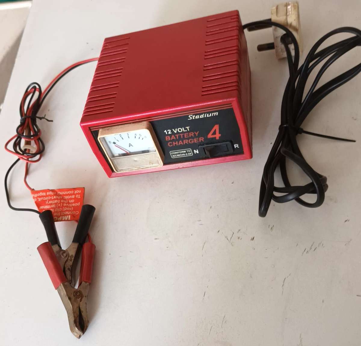 STADIUM 12V BATTERY CHARGER.