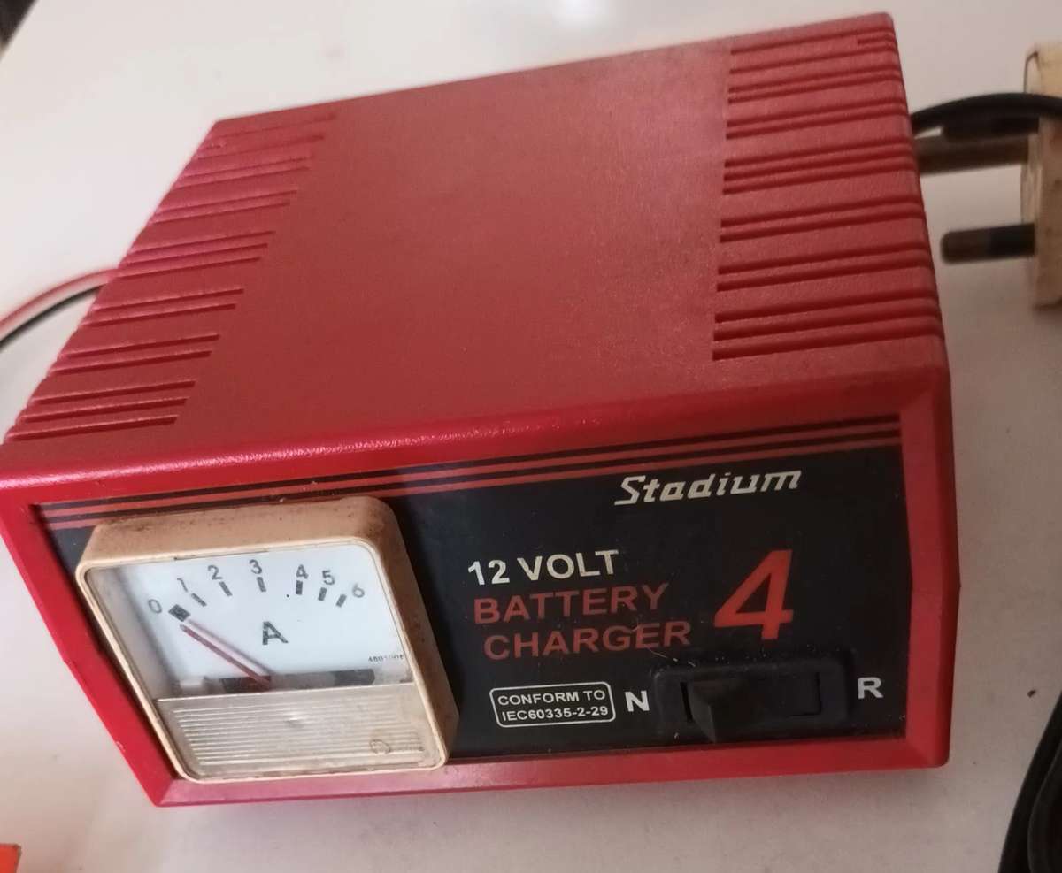 STADIUM 12V BATTERY CHARGER.