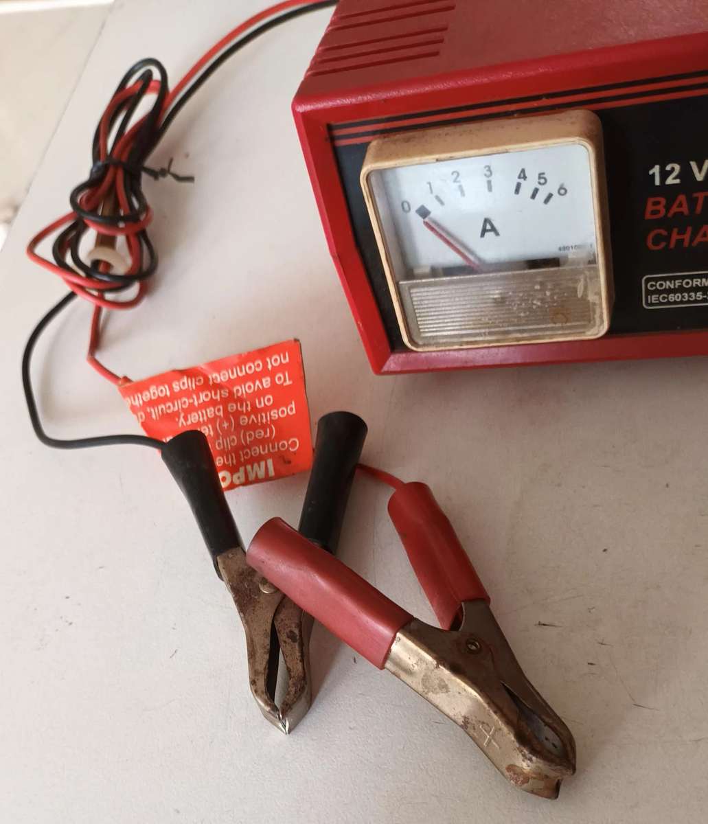 STADIUM 12V BATTERY CHARGER.