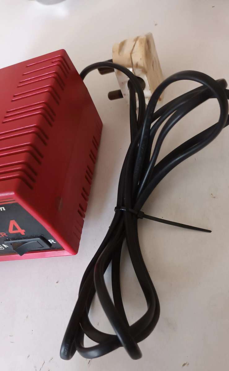 STADIUM 12V BATTERY CHARGER.