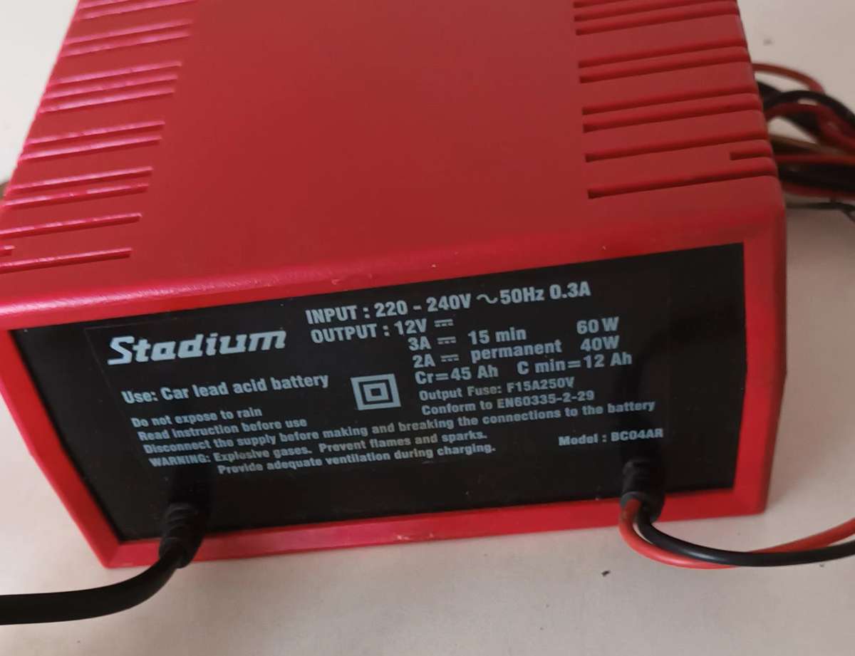 STADIUM 12V BATTERY CHARGER.