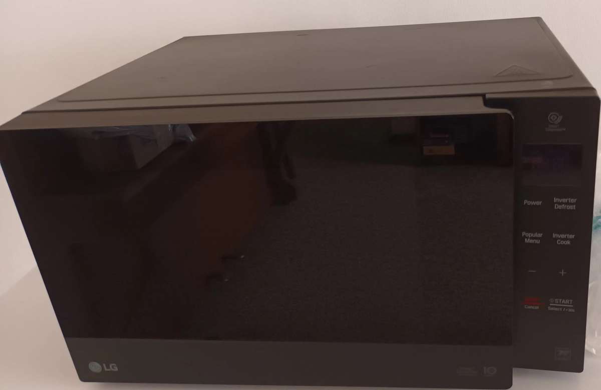 LG 42L Black NeoChef Microwave. Model MS4235GIS. Working. Needs TLC.