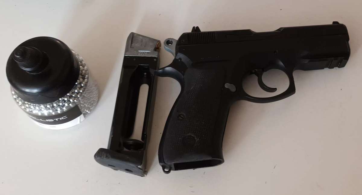 CZ 75 D COMPACT BB GUN WITH 1500 4.5MM STEEL BB'S.