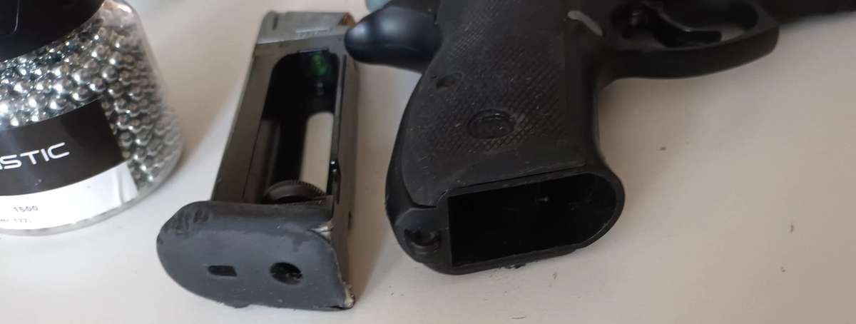 CZ 75 D COMPACT BB GUN WITH 1500 4.5MM STEEL BB'S.