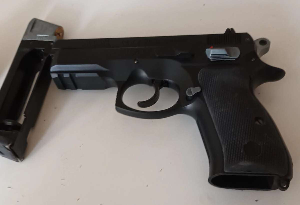CZ 75 D COMPACT BB GUN WITH 1500 4.5MM STEEL BB'S.