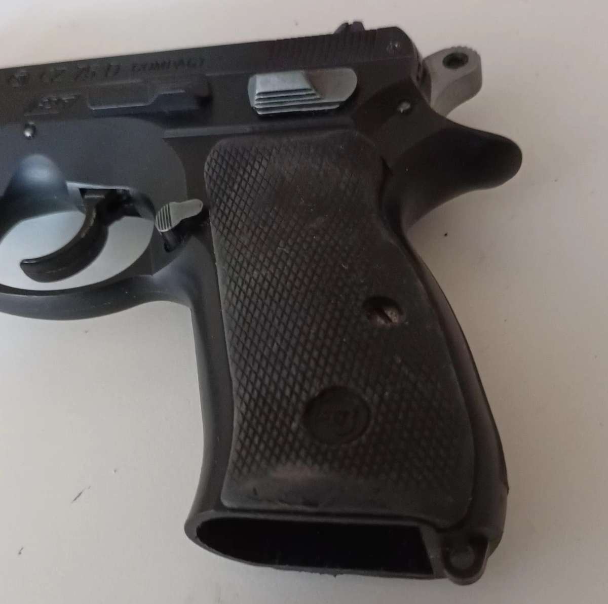 CZ 75 D COMPACT BB GUN WITH 1500 4.5MM STEEL BB'S.