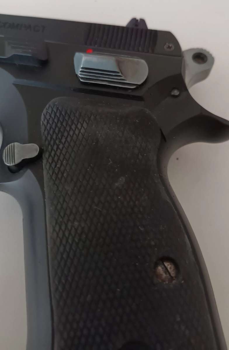 CZ 75 D COMPACT BB GUN WITH 1500 4.5MM STEEL BB'S.