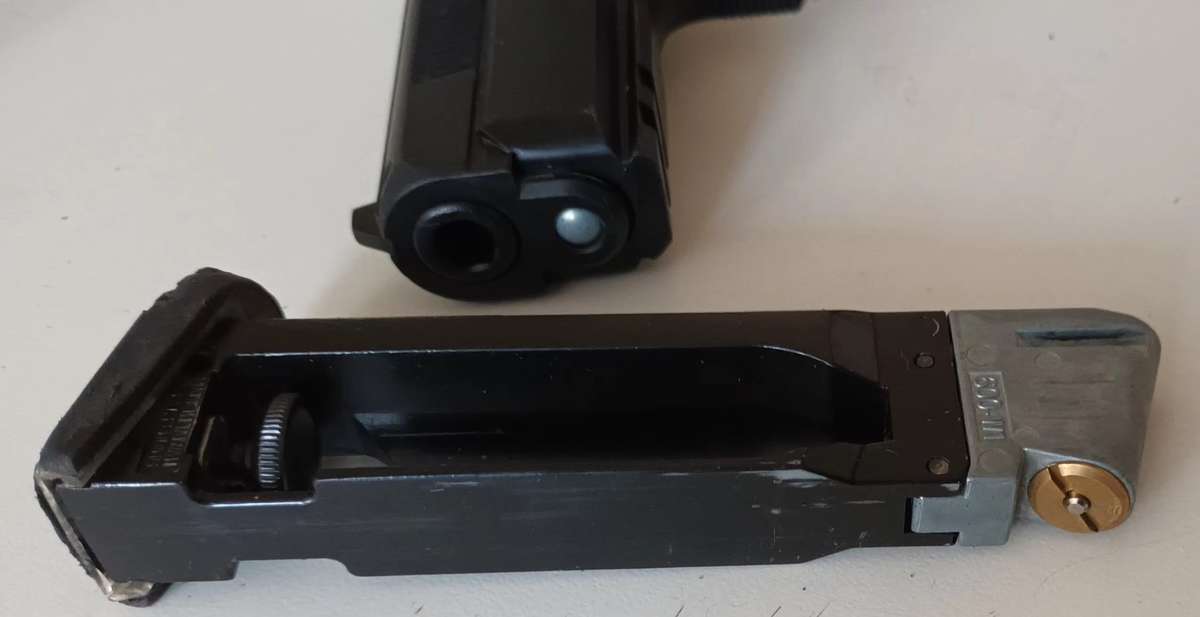 CZ 75 D COMPACT BB GUN WITH 1500 4.5MM STEEL BB'S.