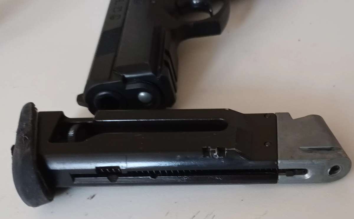 CZ 75 D COMPACT BB GUN WITH 1500 4.5MM STEEL BB'S.