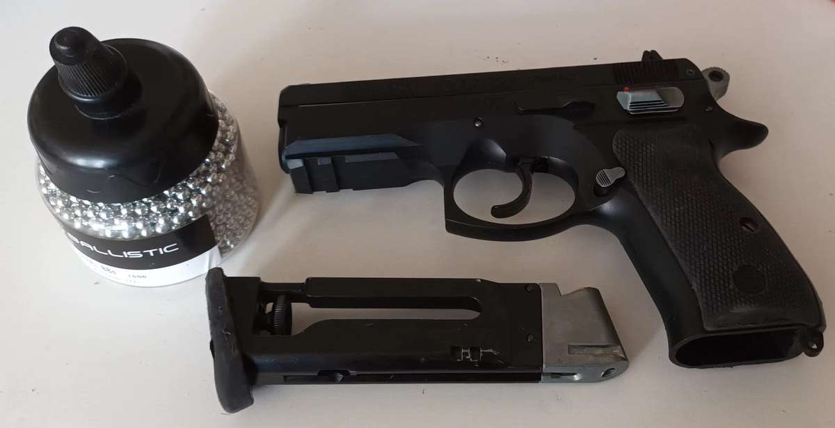 CZ 75 D COMPACT BB GUN WITH 1500 4.5MM STEEL BB'S.
