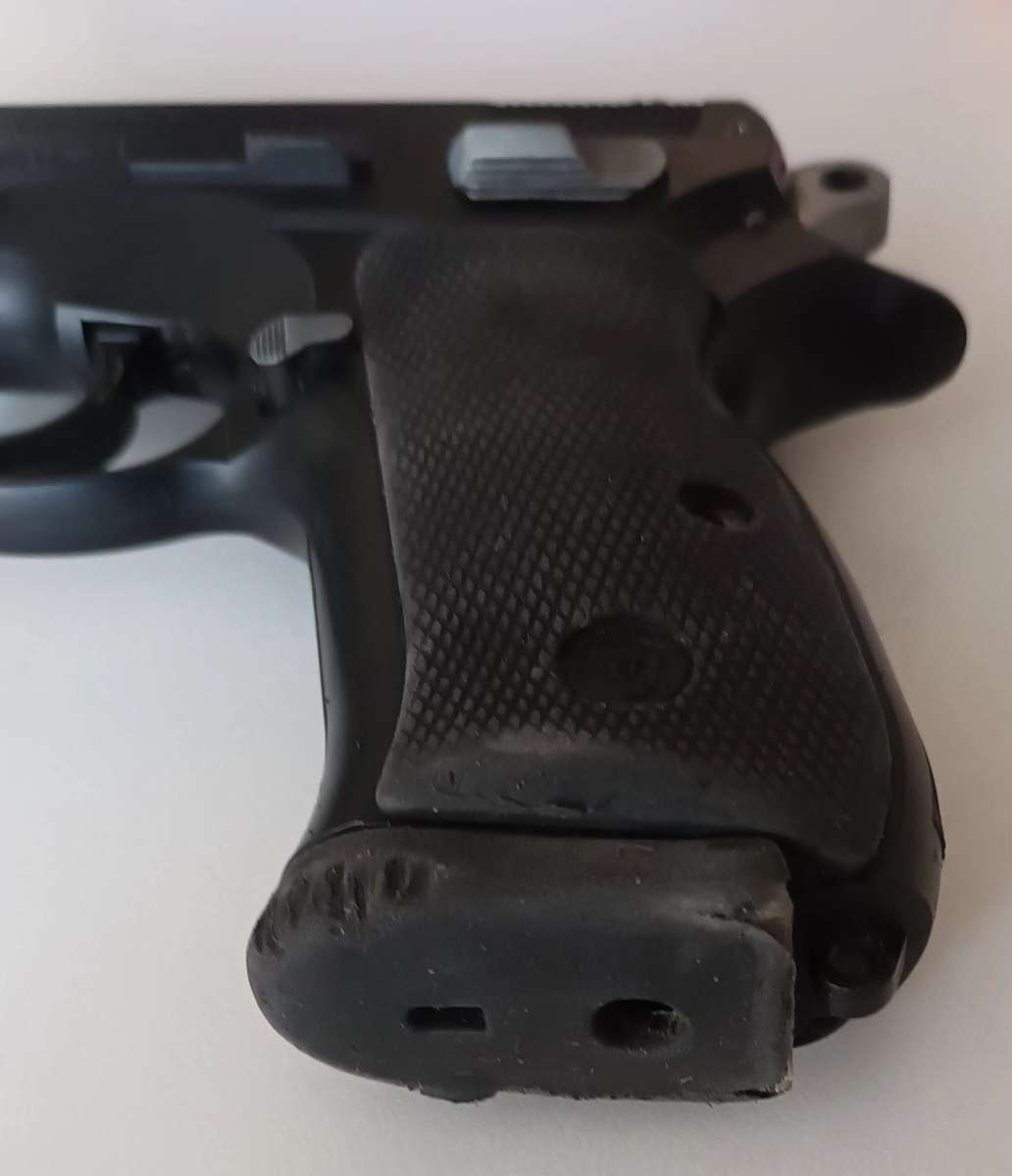 CZ 75 D COMPACT BB GUN WITH 1500 4.5MM STEEL BB'S.