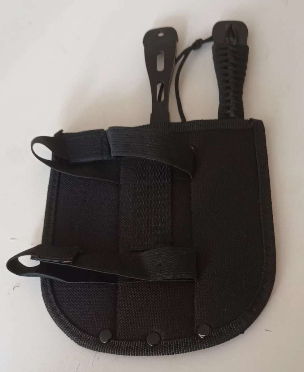 2x Throwing Knives in pouch.