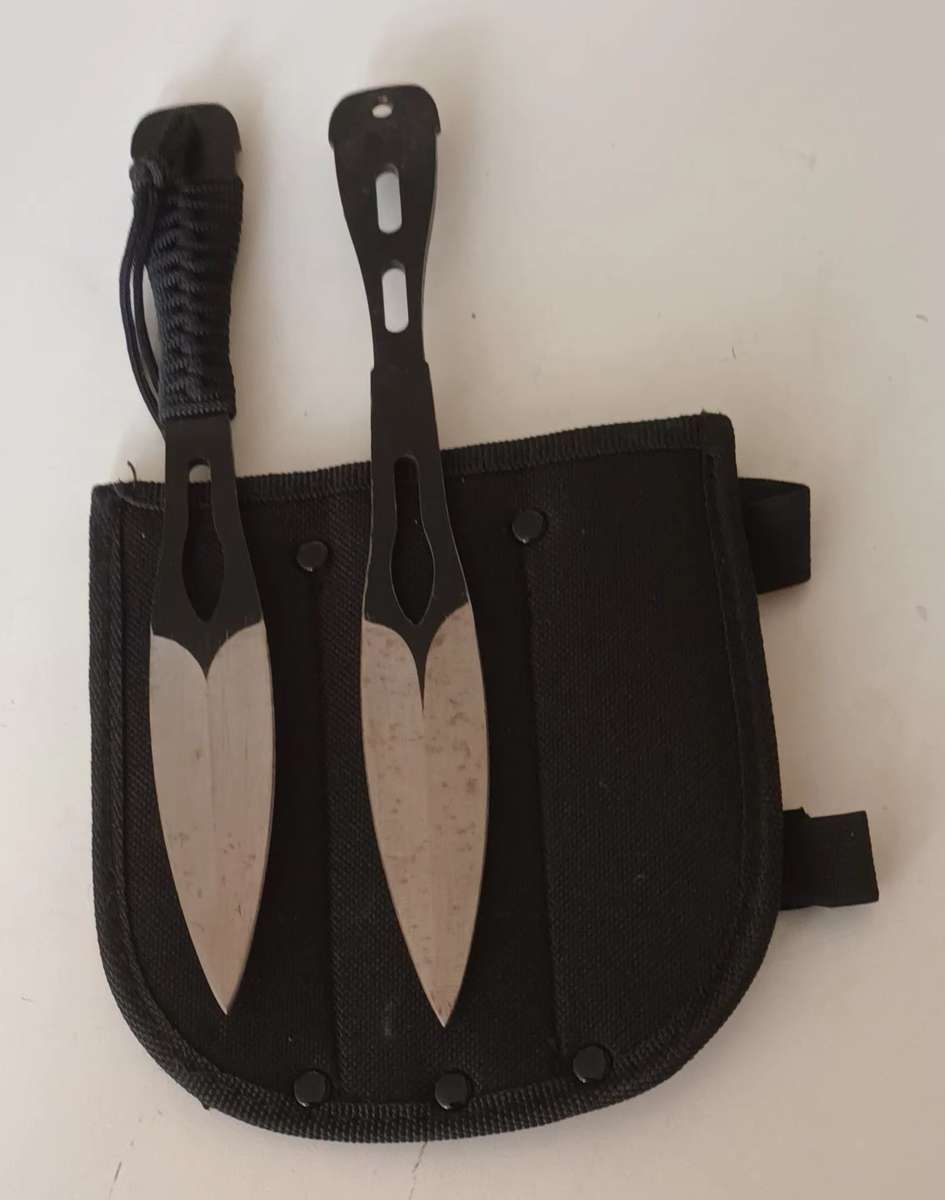 2x Throwing Knives in pouch.