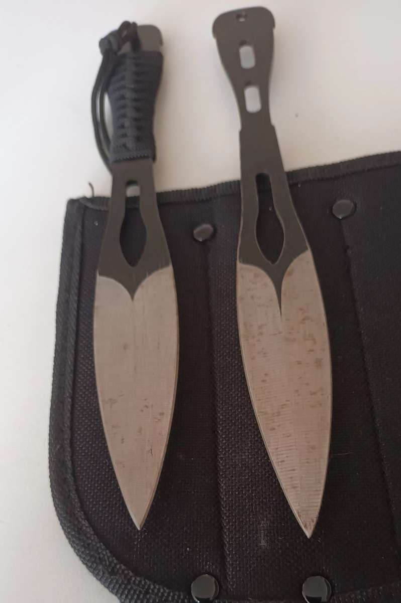 2x Throwing Knives in pouch.