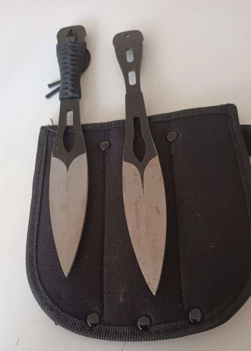 2x Throwing Knives in pouch.
