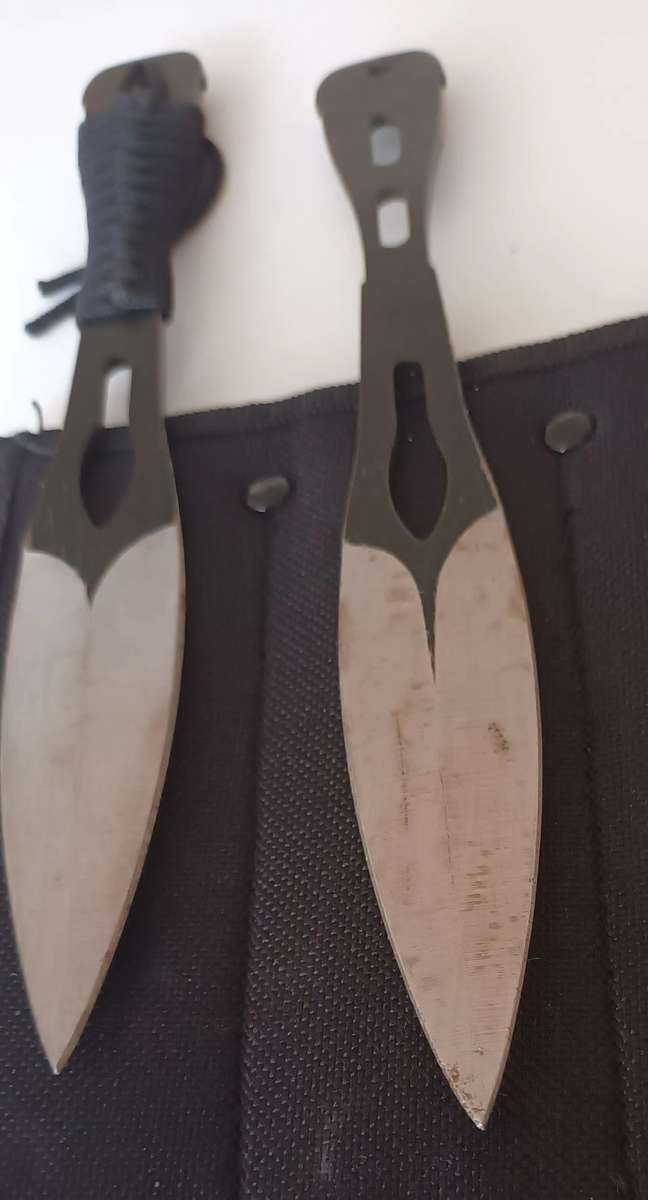 2x Throwing Knives in pouch.